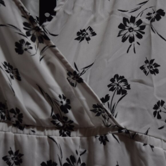 Torrid Black & white Floral Faux Wrap Blouse, Size 5 - Picture 3 of 8